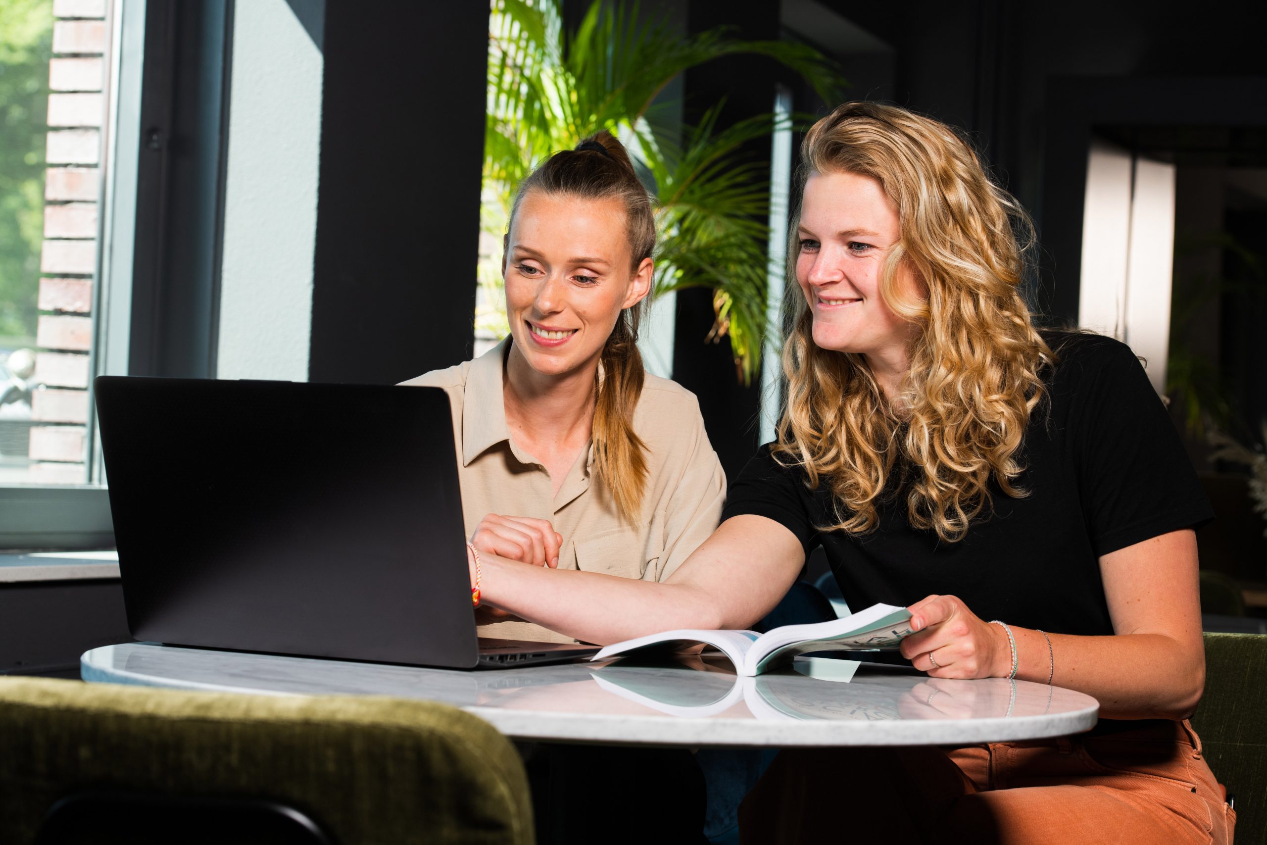 Trainee Anna and Instructor Violet are looking at the laptop screen during a blended learning session