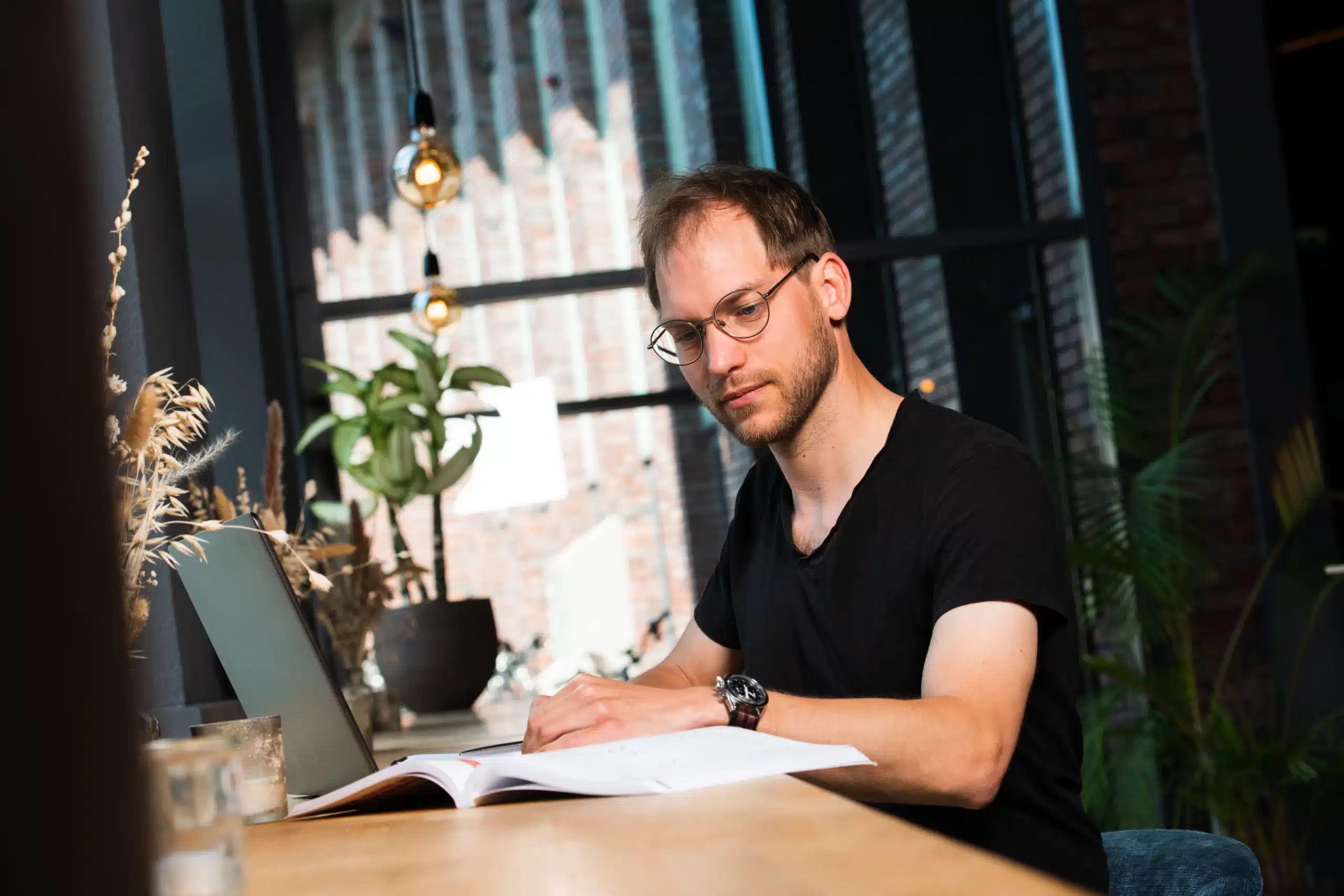 Trainee Tim is working on a MOOC