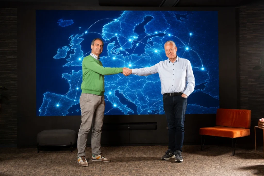 Anton & Hans shaking hands to seal the international partnership between Geo-ICT and Qwast-GIS